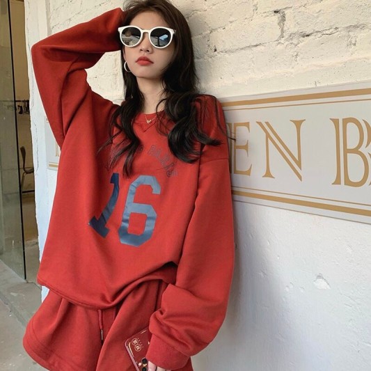 时尚字母宽松卫衣+高腰阔腿短裤